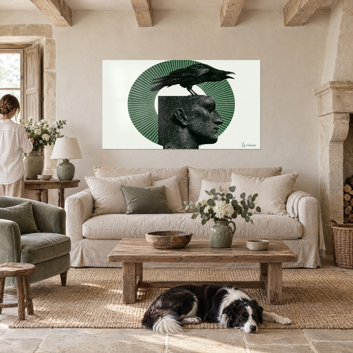 Tableau corbeau noir perché sur un buste de pierre grise, halo vert rayonné, au-dessus d'un canapé dans un salon lumineux