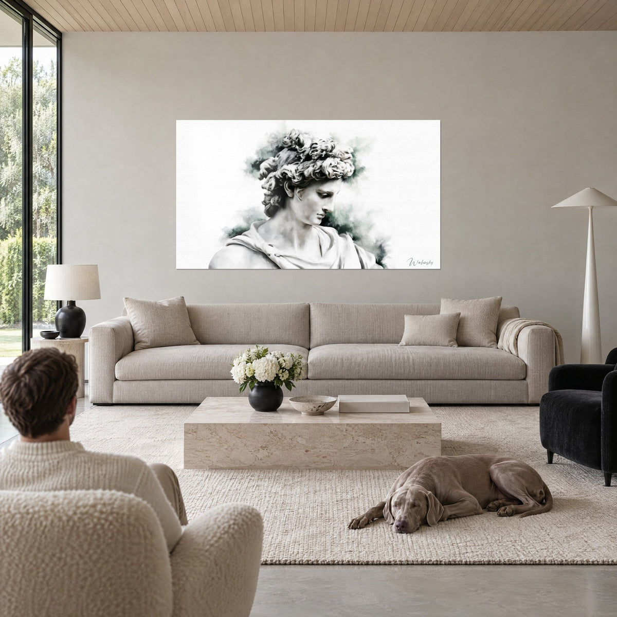 Tableau profil de marbre aux boucles sculptées, nuées vert sapin sur fond blanc, au-dessus d'un canapé dans un salon lumineux