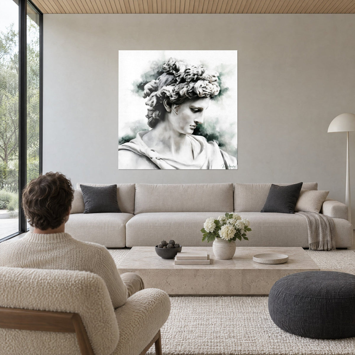 Gemälde Marmorbüste mit elfenbeinfarbenen Locken und salbeigrünem Hintergrund, gesenktes Profil, Mann von hinten, über einem Sofa in einem hellen Wohnzimmer