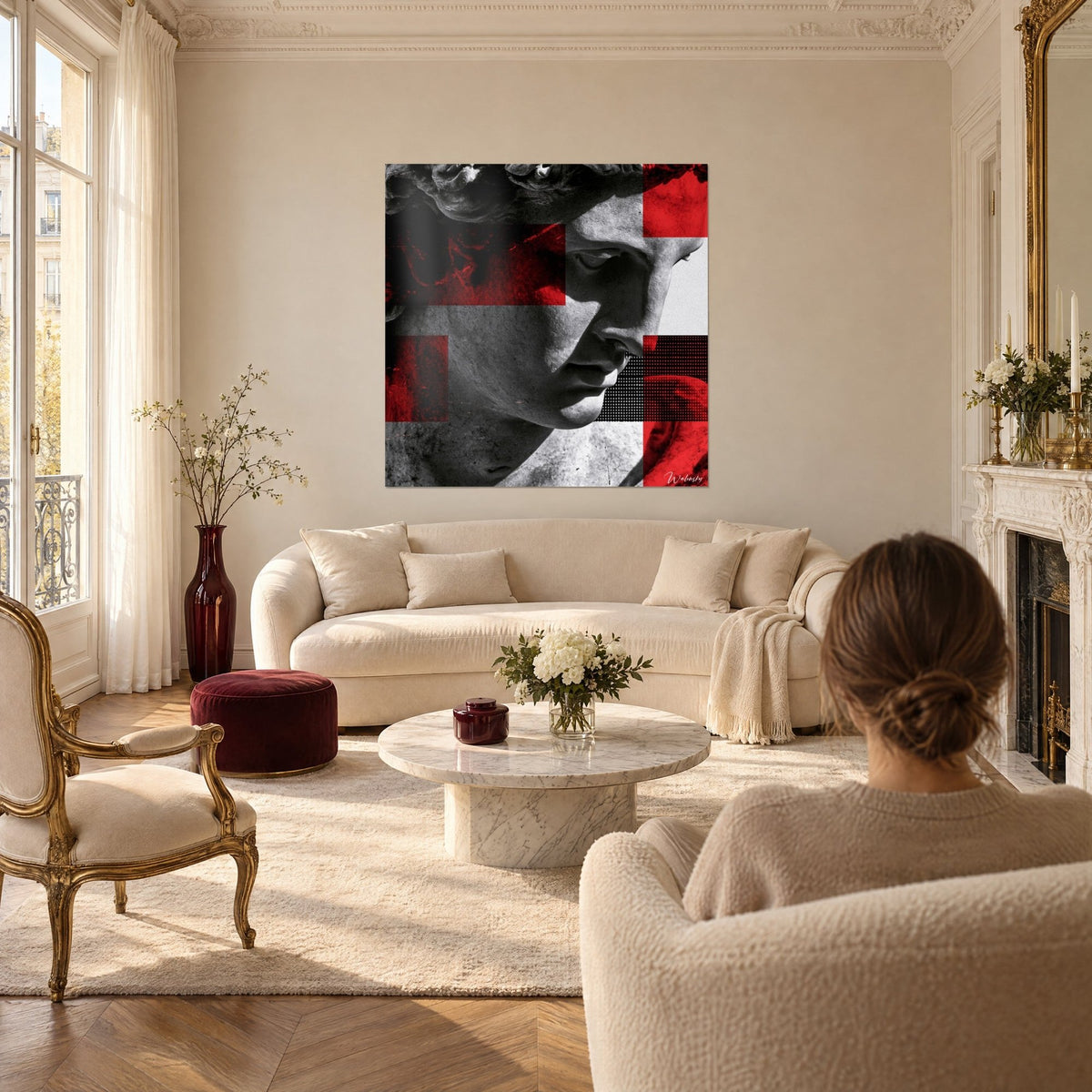 Tableau statue antique au regard baissé, carrés rouge sang sur marbre gris, au-dessus d'un canapé dans un salon lumineux