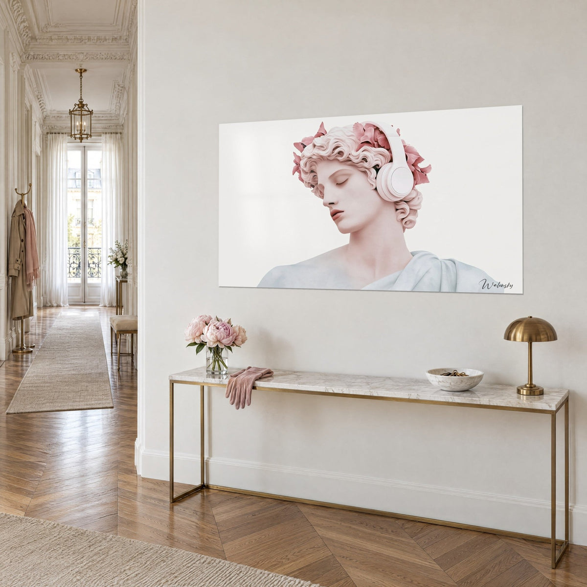 Tableau profil d'une statue grecque aux paupières closes, casque blanc et pétales rose poudré sur fond crème, vu de trois-quarts sur console dorée