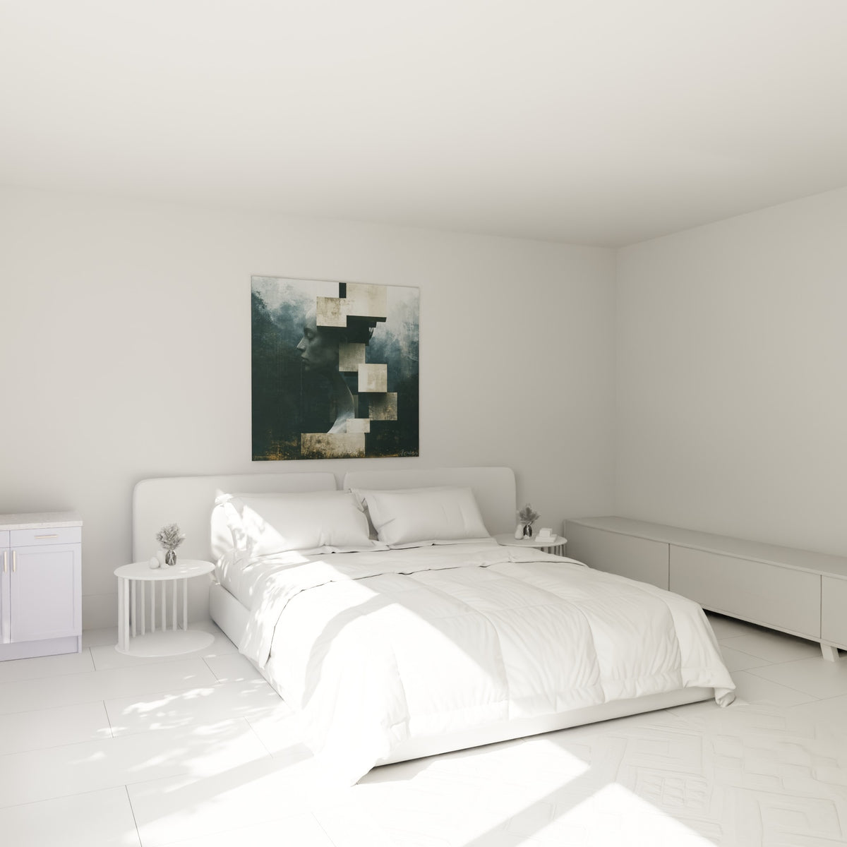 Visage sculpté et blocs dorés de la Statue au-dessus d'un lit dans une chambre claire