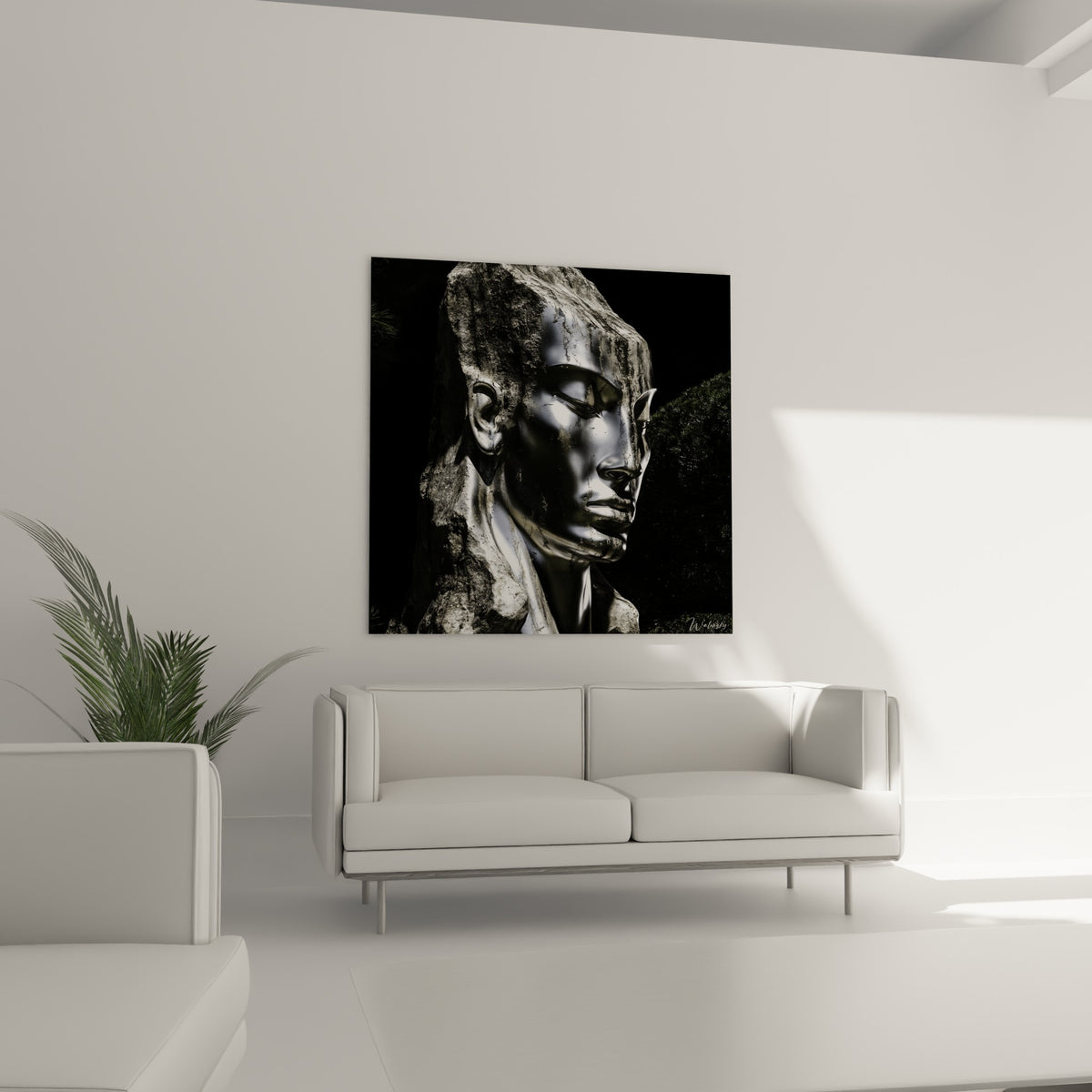Statue argentée au regard fermé, reflets noirs intenses, au-dessus d'un canapé dans un salon lumineux