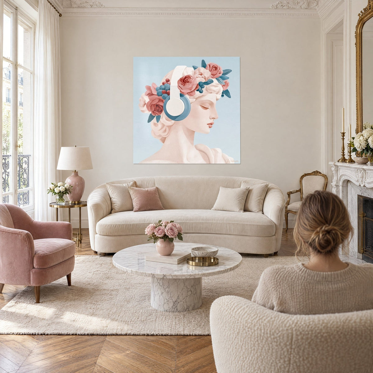 Gemälde antike Statue mit rosa Pfingstrosen und blauen Kopfhörern, hellblauer Hintergrund, über einem Sofa in einem hellen Wohnzimmer