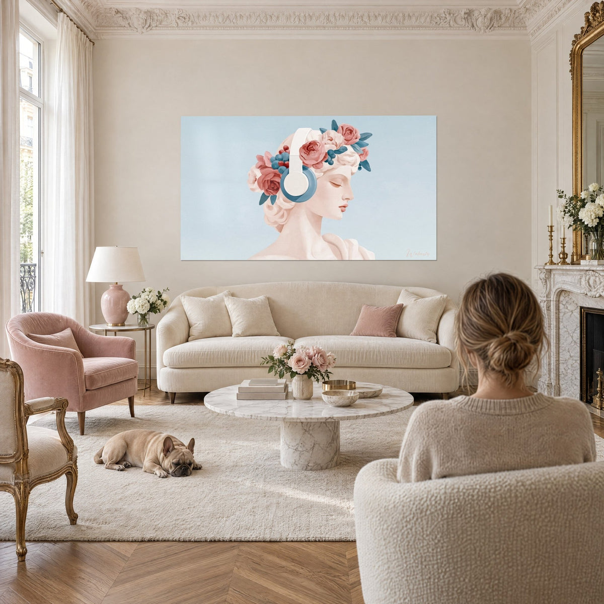 Tableau buste de statue antique couronné de roses rose poudré, casque blanc et bleu, fond bleu ciel, au-dessus d'un canapé dans un salon lumineux