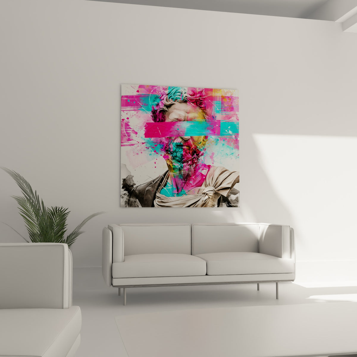 Sculpture antique zébrée de fuchsia et turquoise, tableau statue au-dessus d'un canapé dans un salon lumineux