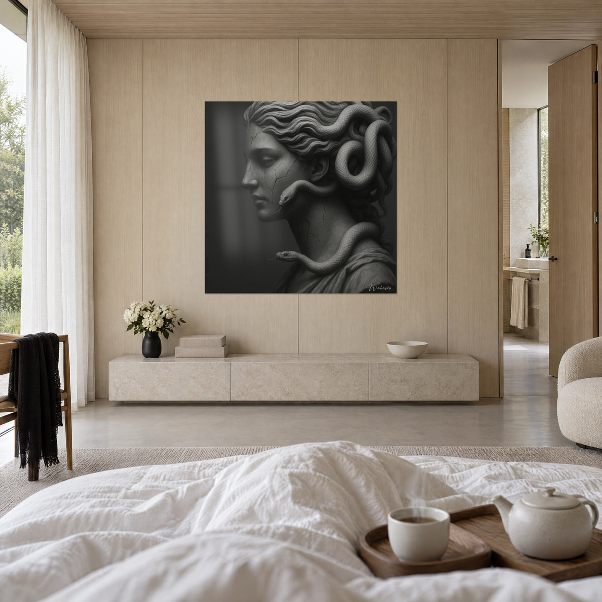 Cuadro escultura antigua con serpientes enroscadas, gama de grises y negro profundo, encima de una cama en un dormitorio luminoso