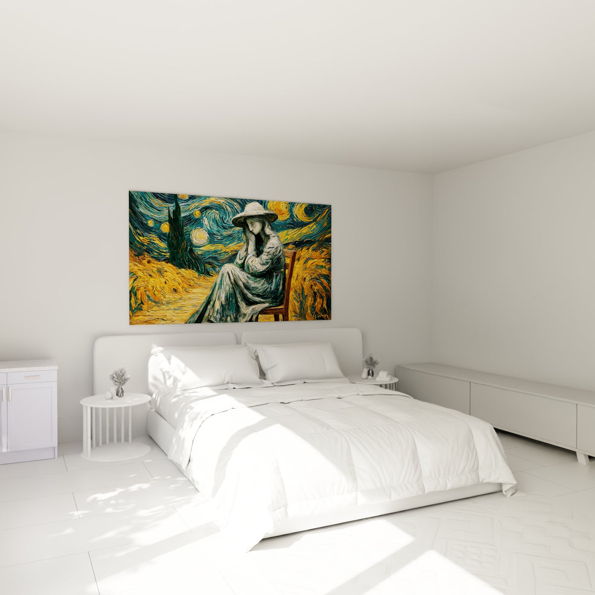 Silhouette pensive en blanc sous un ciel bleu marine, Statue accrochée au-dessus d'un lit dans une chambre claire