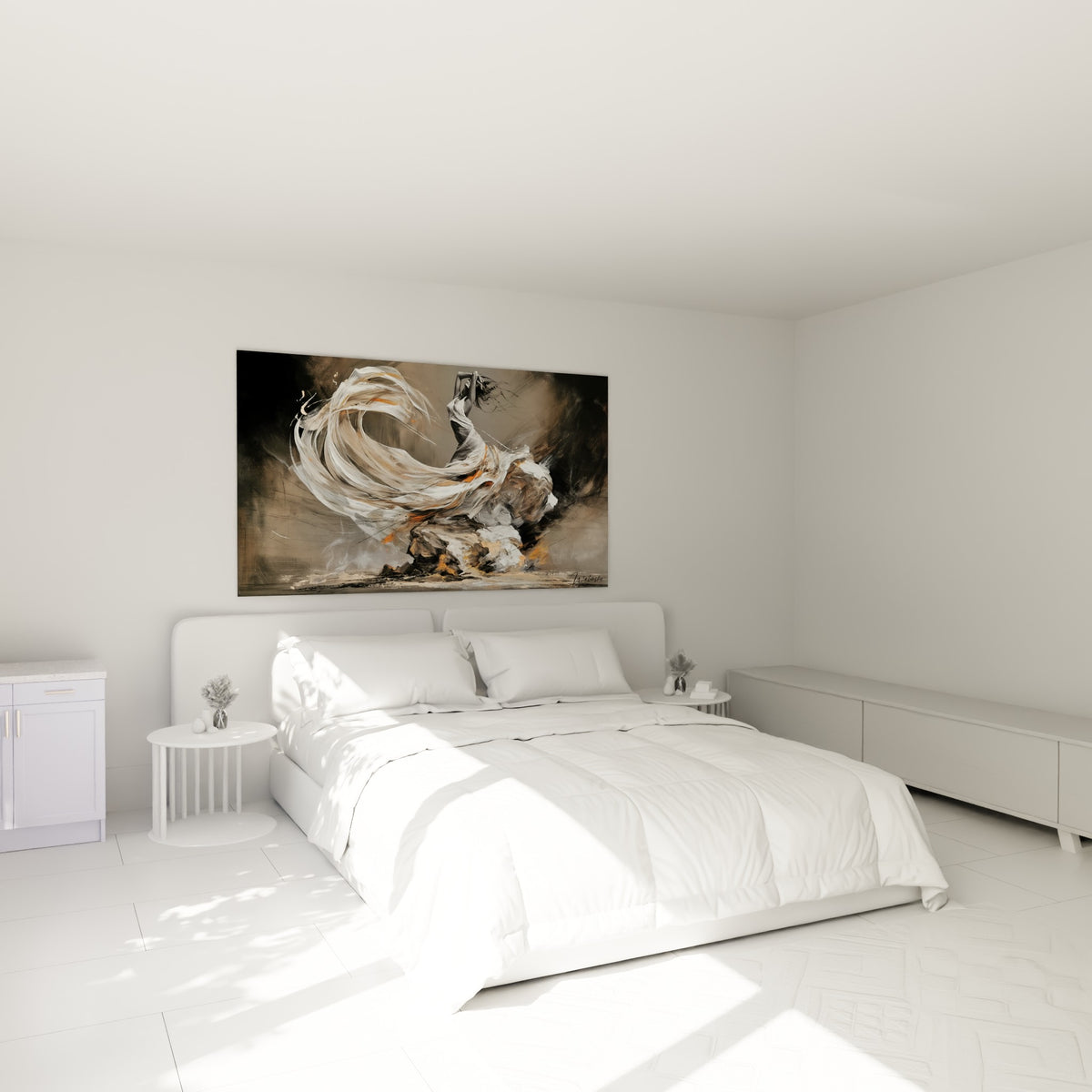 Silhouette drapée de blanc et d'ocre tournoyant, tableau accroché au-dessus d'un lit dans une chambre claire