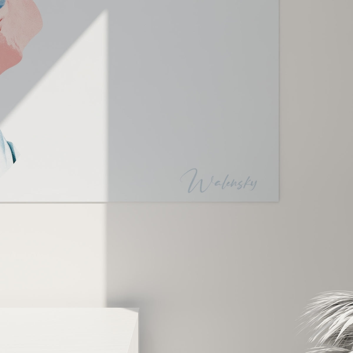Détail des textures aquarelle bleu ardoise et rose poudré du buste antique avec casque audio