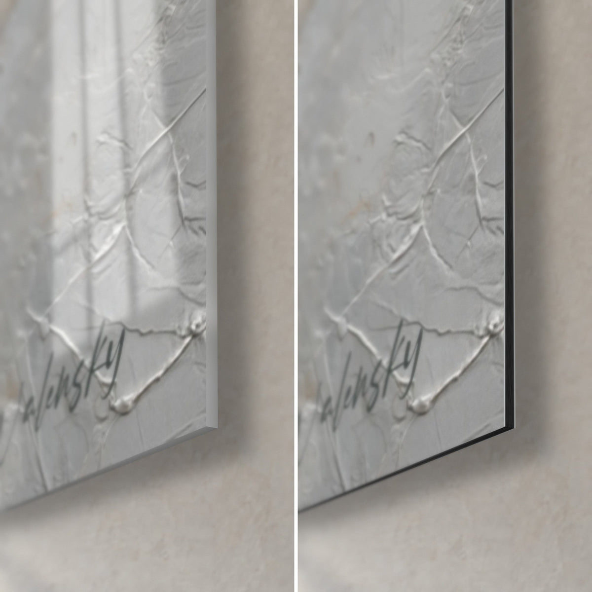 Cuadro de una figura de piedra con rostro dividido, esquina inferior derecha: cristal acrílico brillante y Dibond negro mate, textura gris y firma