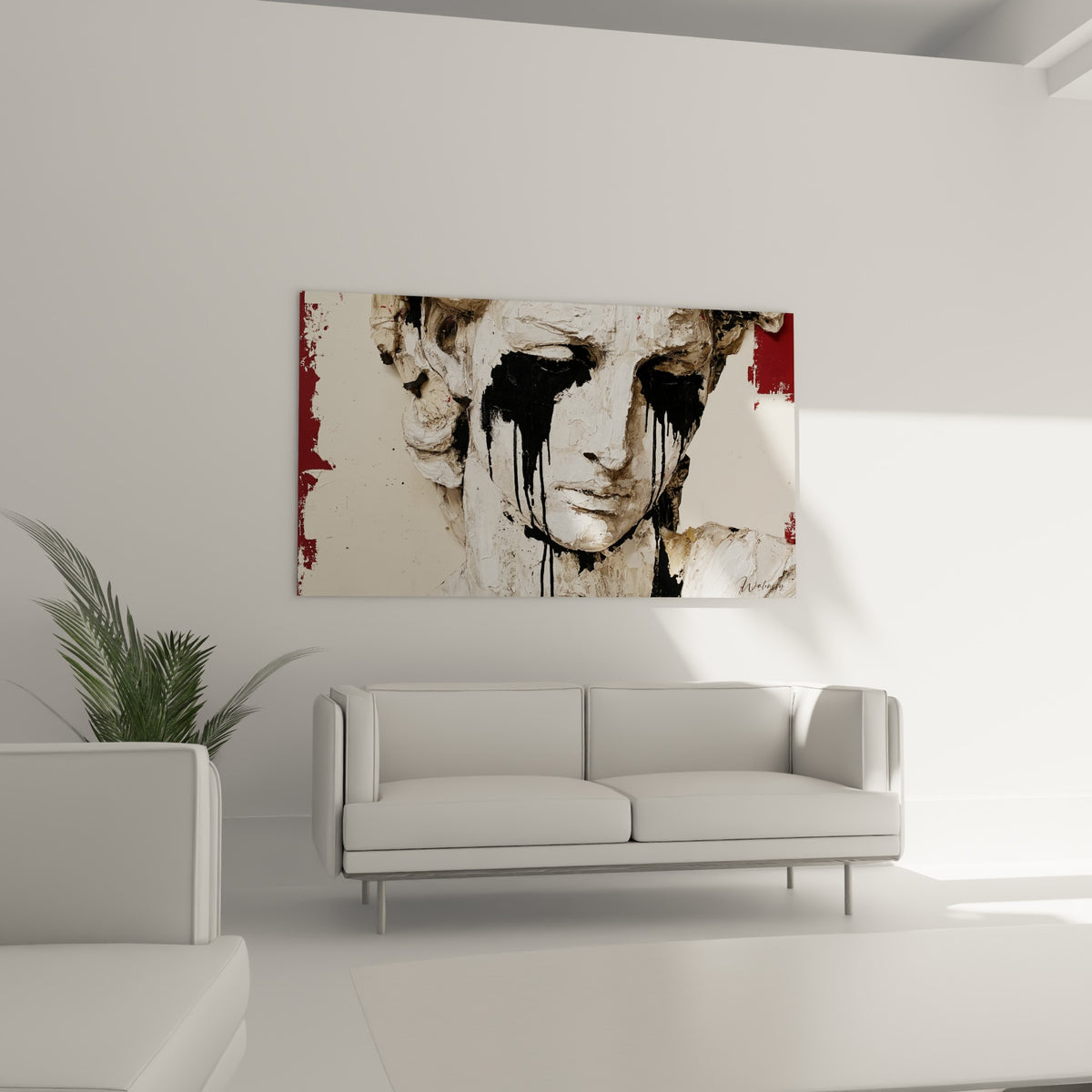Statue expressive en blanc et bordeaux suspendue au-dessus d'un canapé dans un salon lumineux