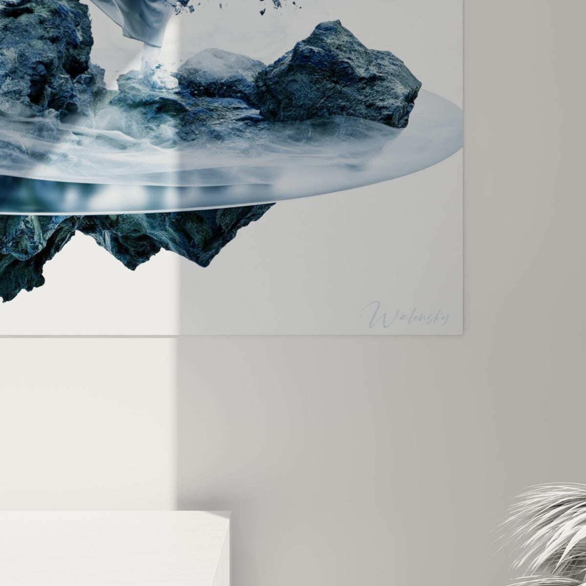 Détail des empâtements bleu marine et du grain minéral anthracite sur le drapé blanc sculpté