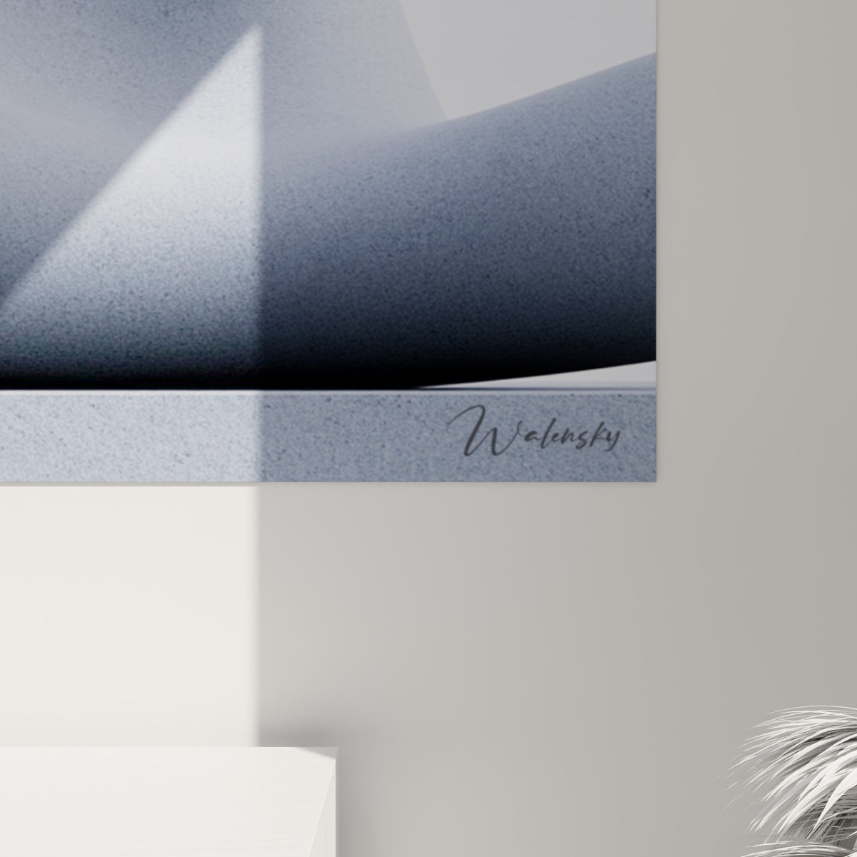 Grain granuleux du buste gris anthracite révélant la matière texturée et les nuances de bleu glacé