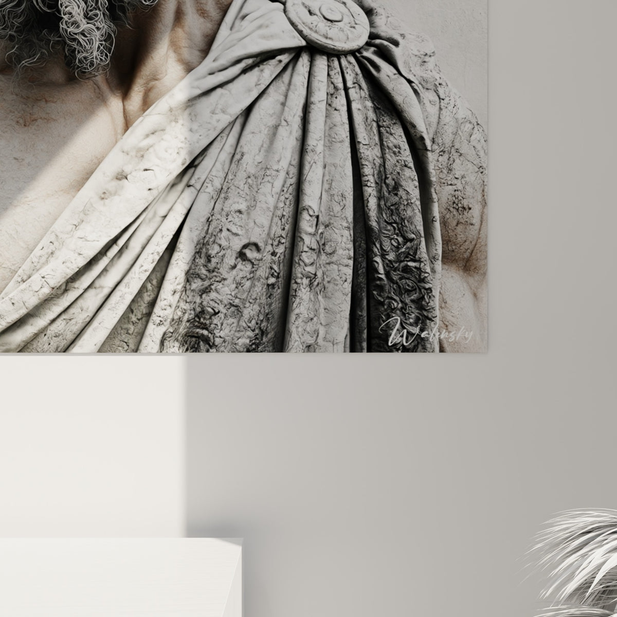 Détail des boucles noires et grises texturées, grain de pierre visible près de l'épaule tatouée