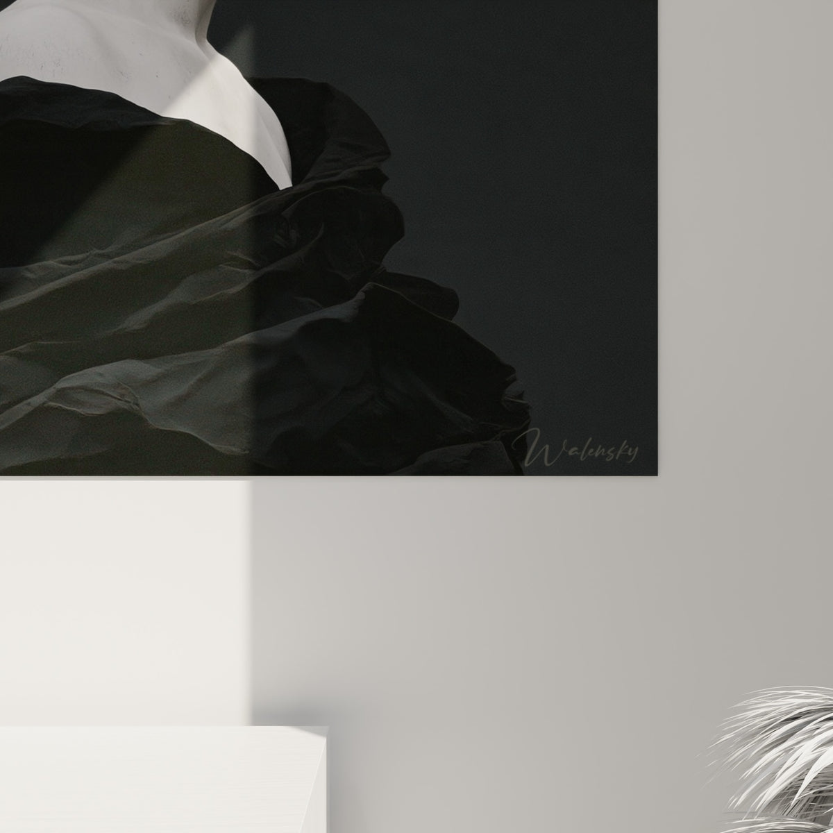 Détail de la matière granuleuse du buste blanc, mèches ciselées et touches dorées visibles de près