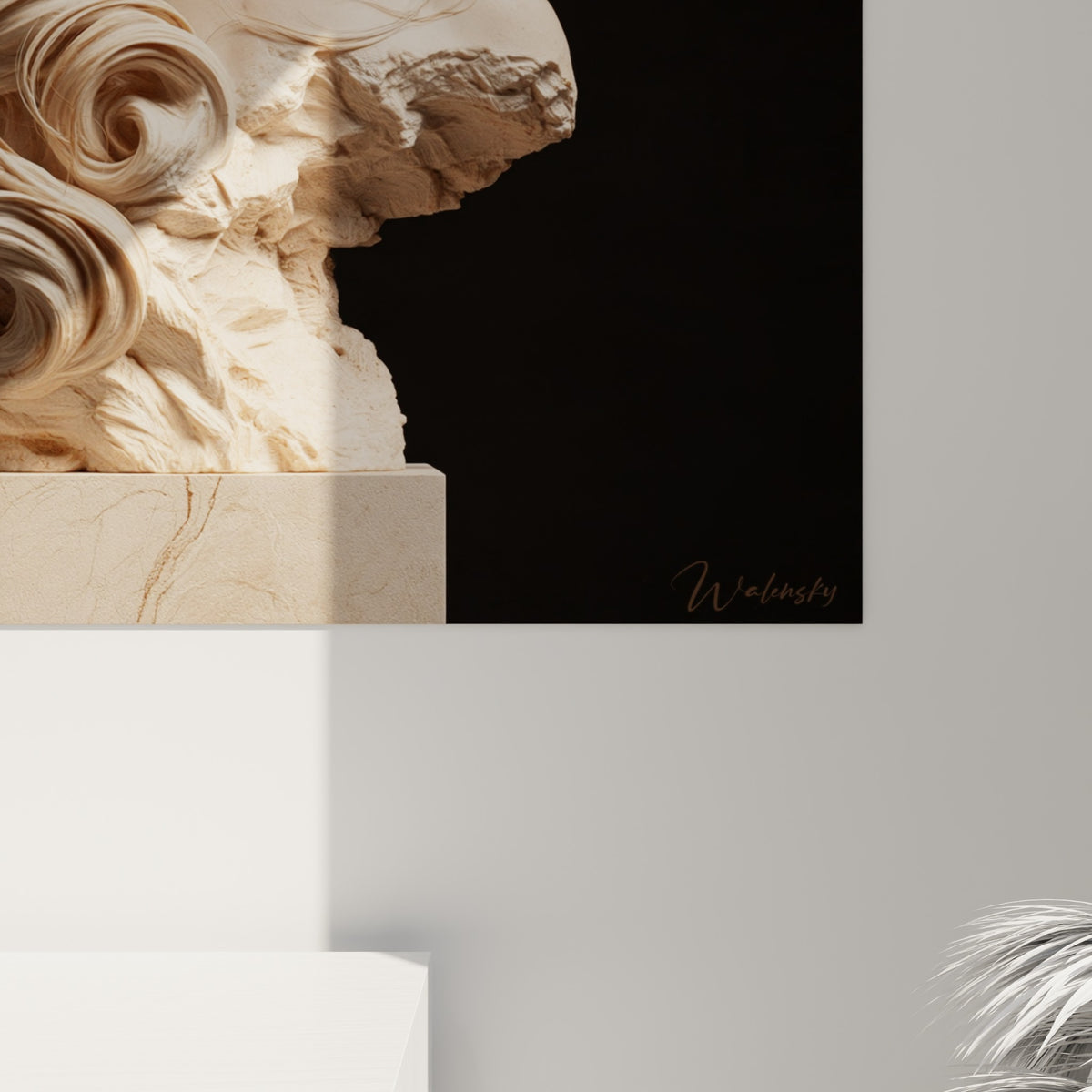 Statue vue de près, grain sculpté ivoire et beige, reliefs marqués des mèches et ombres anthracite