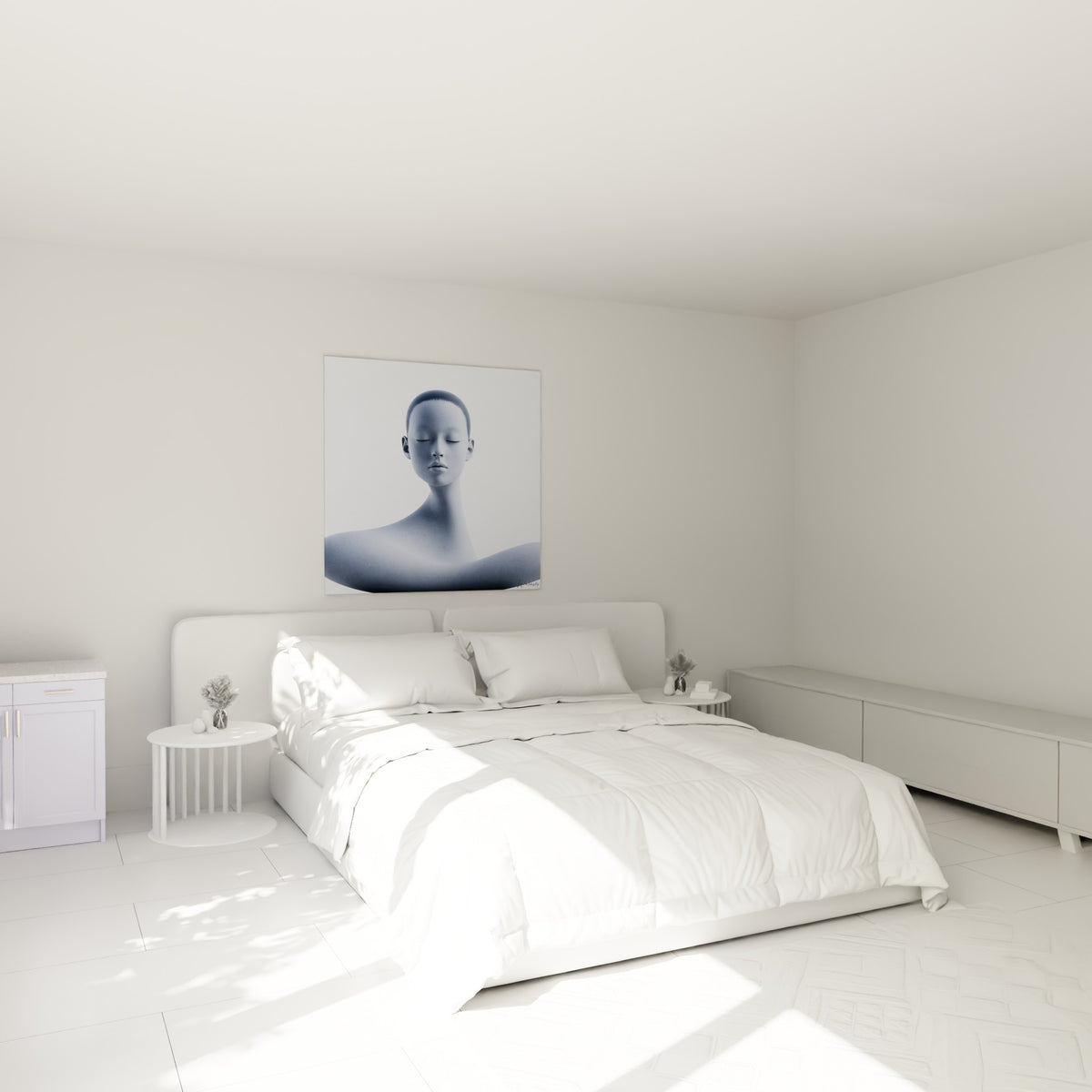 Visage bleu gris aux paupières closes accroché au-dessus d'un lit dans une chambre claire