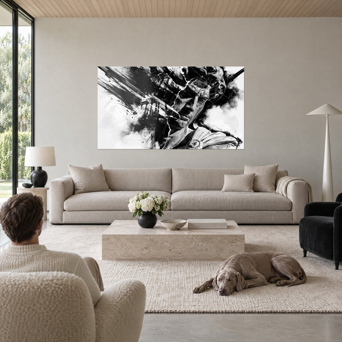 Tableau buste antique au regard grave, noir profond et blanc crayeux, fissure en éclair, au-dessus d'un canapé dans un salon lumineux