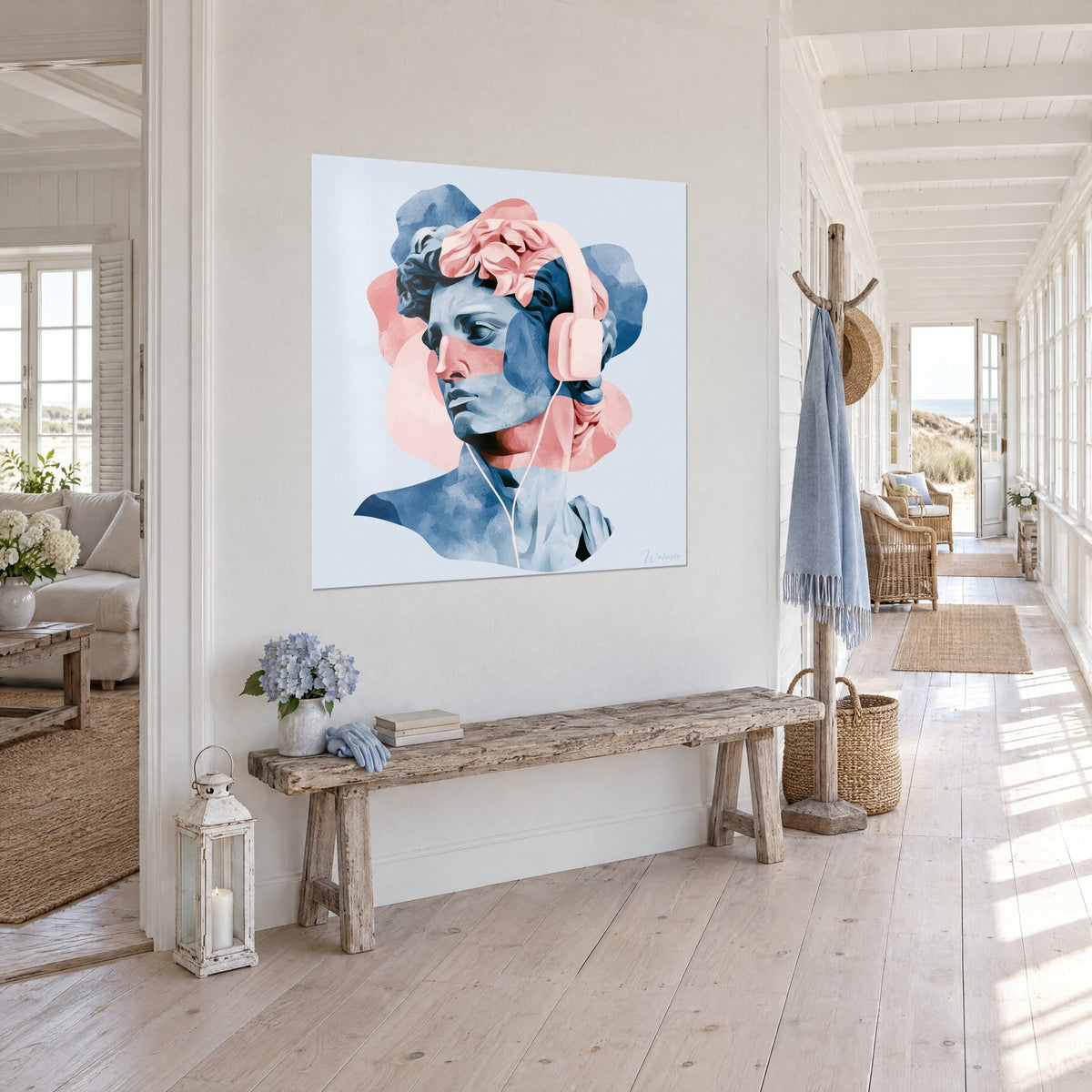 Tableau buste de marbre aux écouteurs rose pâle, boucles corail et aplats bleu denim, dans un couloir de maison en bord de mer