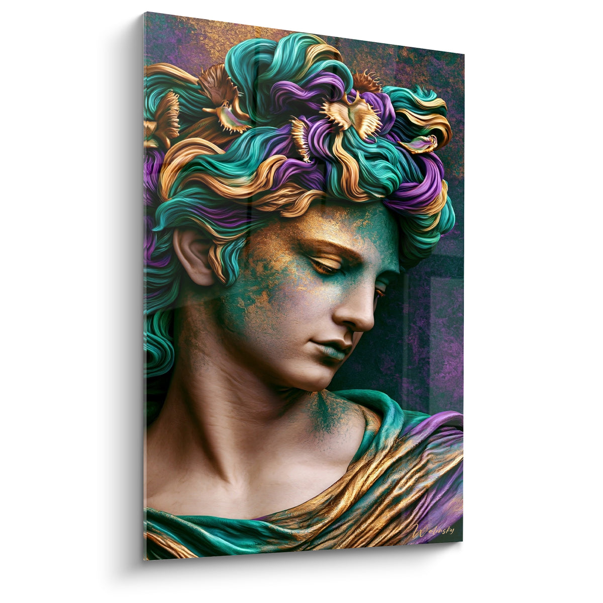 Statue au visage doré, chevelure turquoise et violette ondulée, regard baissé serein