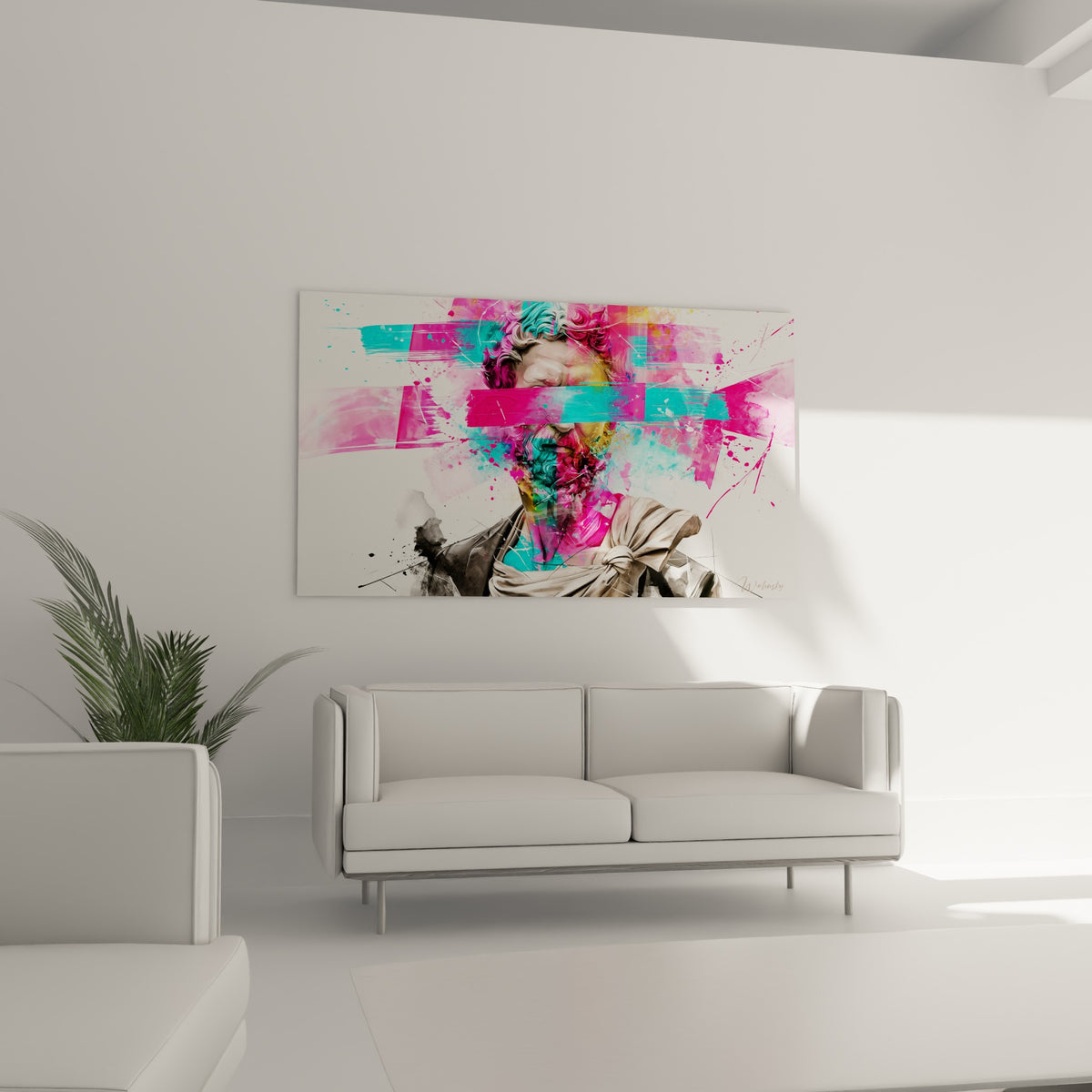 Visage sculpté recouvert de peinture rose et bleu turquoise au-dessus d'un canapé dans un salon lumineux