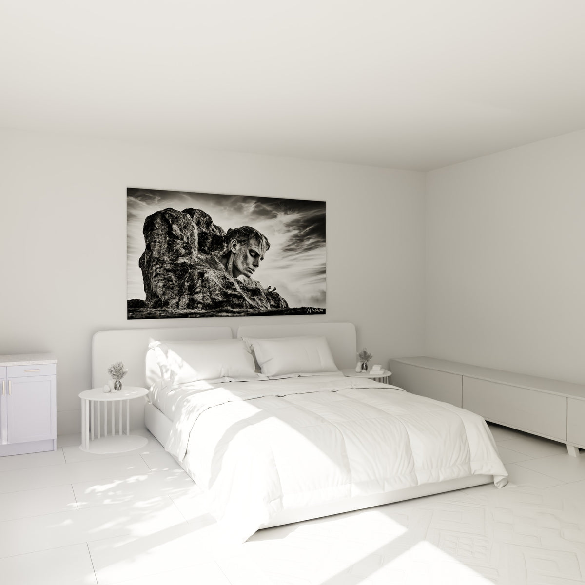 Visage minéral gris et blanc de la Statue accroché au-dessus d'un lit dans une chambre claire