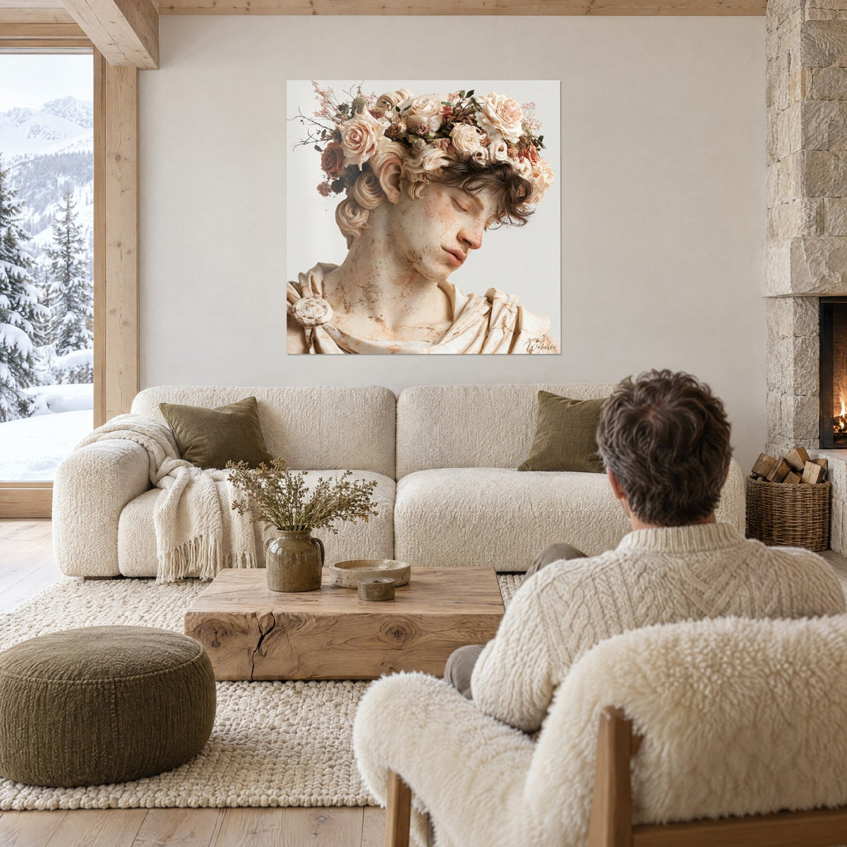 Tableau buste de marbre ivoire couronné de roses pêche, visage penché aux paupières closes, au-dessus d'un canapé dans un salon lumineux