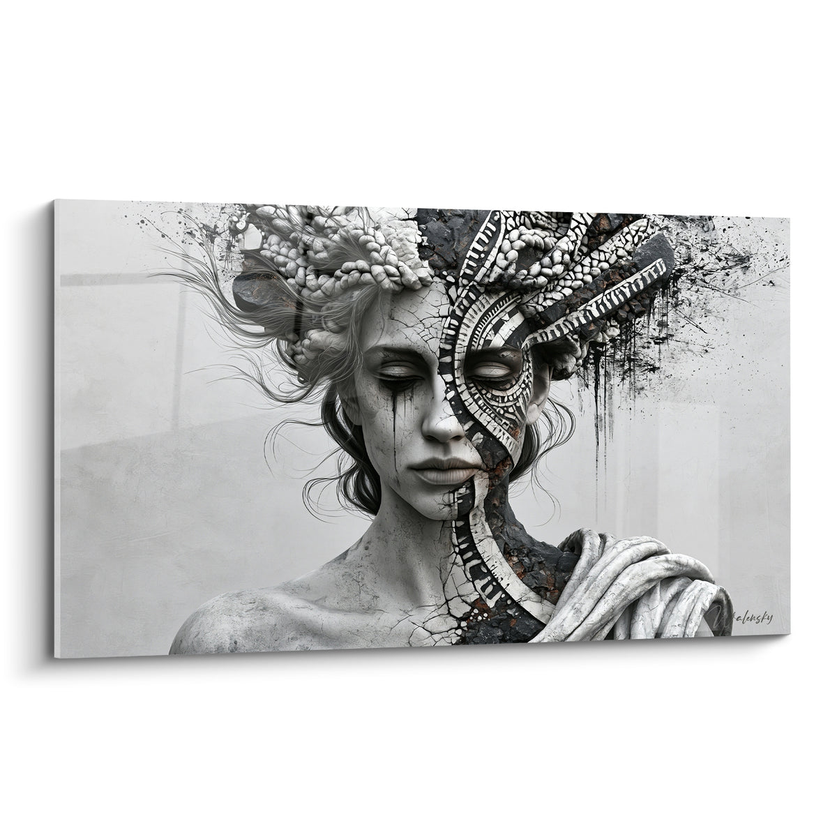 Statue féminine au visage fracturé, gris et blanc, chevelure minérale texturée