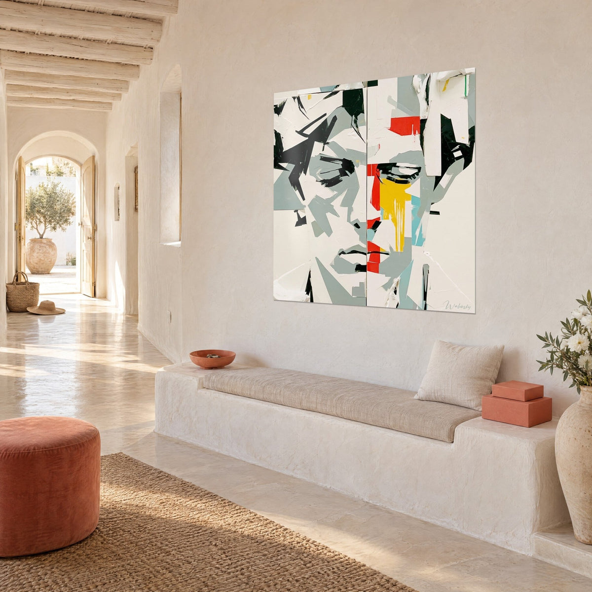 Tableau portrait cubiste aux yeux clos, triangles gris et traits noirs, touches rouge vif et turquoise, mur blanc chaulé