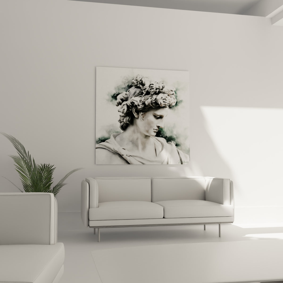 Statue antique en camaïeu ivoire et vert sauge, au-dessus d'un canapé dans un salon lumineux