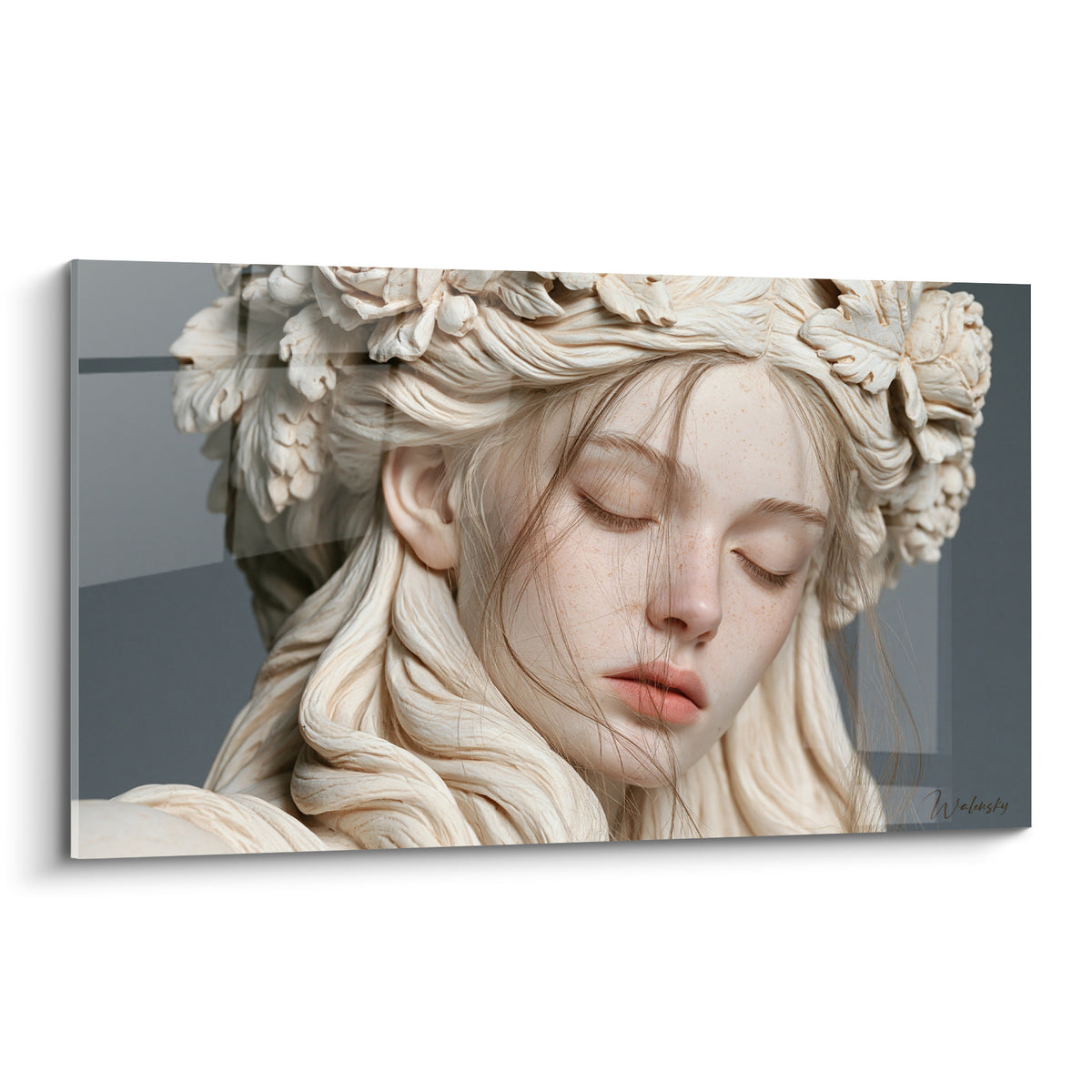 Visage sculpté ivoire aux yeux clos et mèches ocre, coiffe florale sur fond gris anthracite