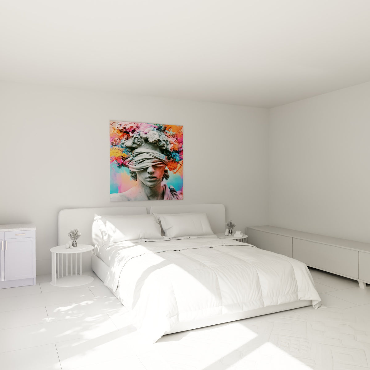 Buste de statue aux yeux bandés, tons roses et bleutés, accroché au-dessus d'un lit dans une chambre claire