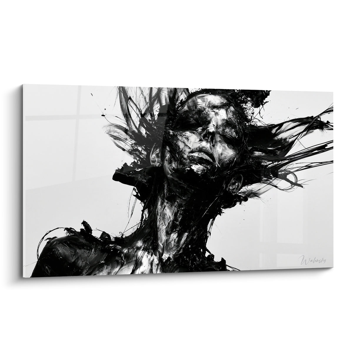 Visage sculpté en noir profond et blanc pur, matière éclatée en filaments dynamiques sur fond épuré
