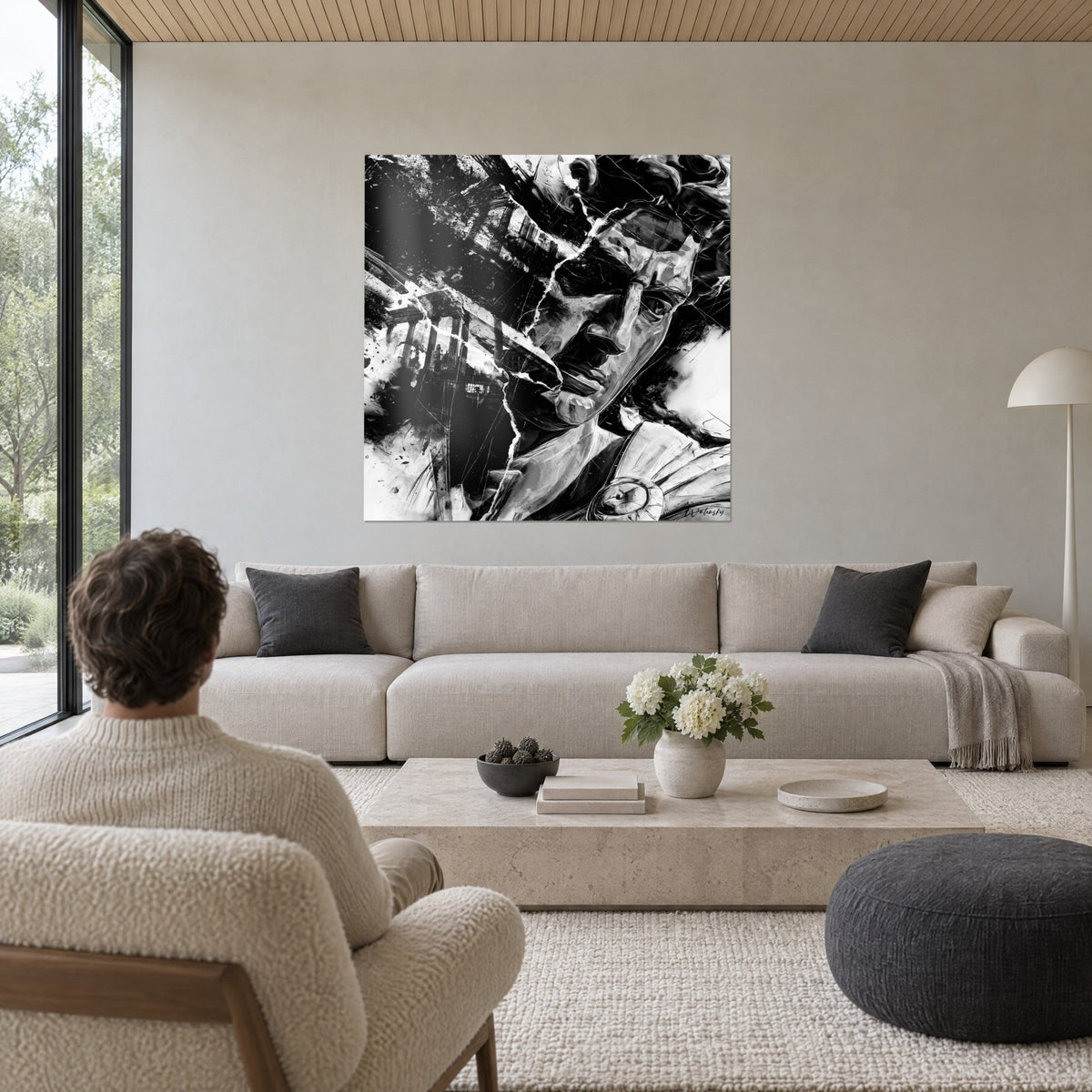Tableau buste antique fissuré, visage noir et blanc, colonnes ruinées et éclats d'encre, au-dessus d'un canapé dans un salon lumineux