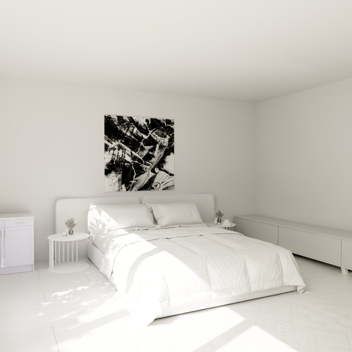 Visage sculptural noir et blanc traversé de fissures blanches, au-dessus d'un lit dans une chambre claire