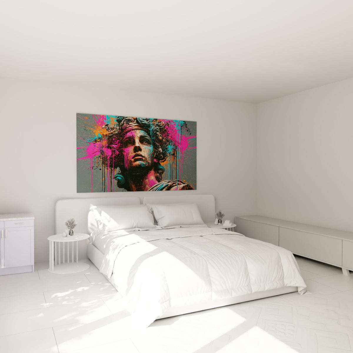 Visage sculpté aux coulures orange et roses accroché au-dessus d'un lit dans une chambre claire