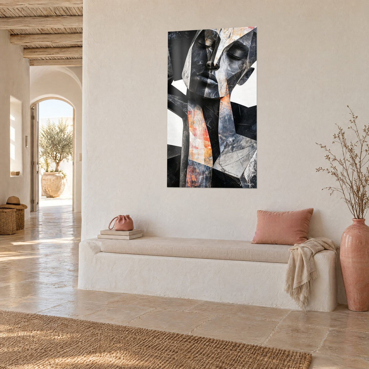 Cuadro estatua cubista con párpados cerrados, facetas negras y toques coral, pared crema, banqueta blanca, arco de piedra
