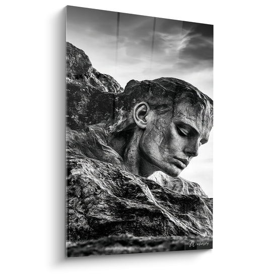 Tableau Visage rocheux noir et blanc émergeant de la falaise - Ciel nuageux en fond - Edition Statue