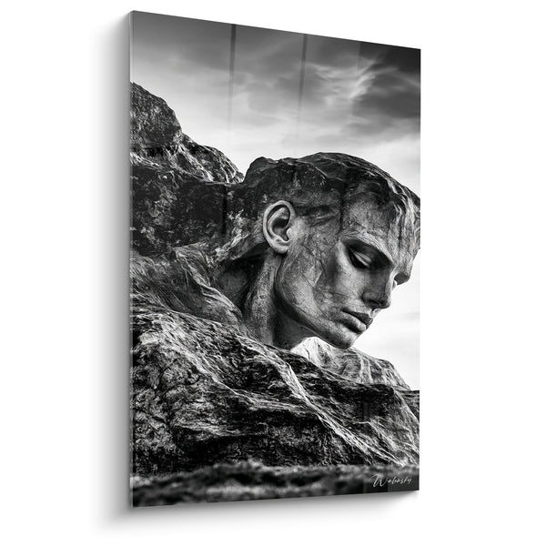 Tableau Visage rocheux noir et blanc émergeant de la falaise - Ciel nuageux en fond - Edition Statue
