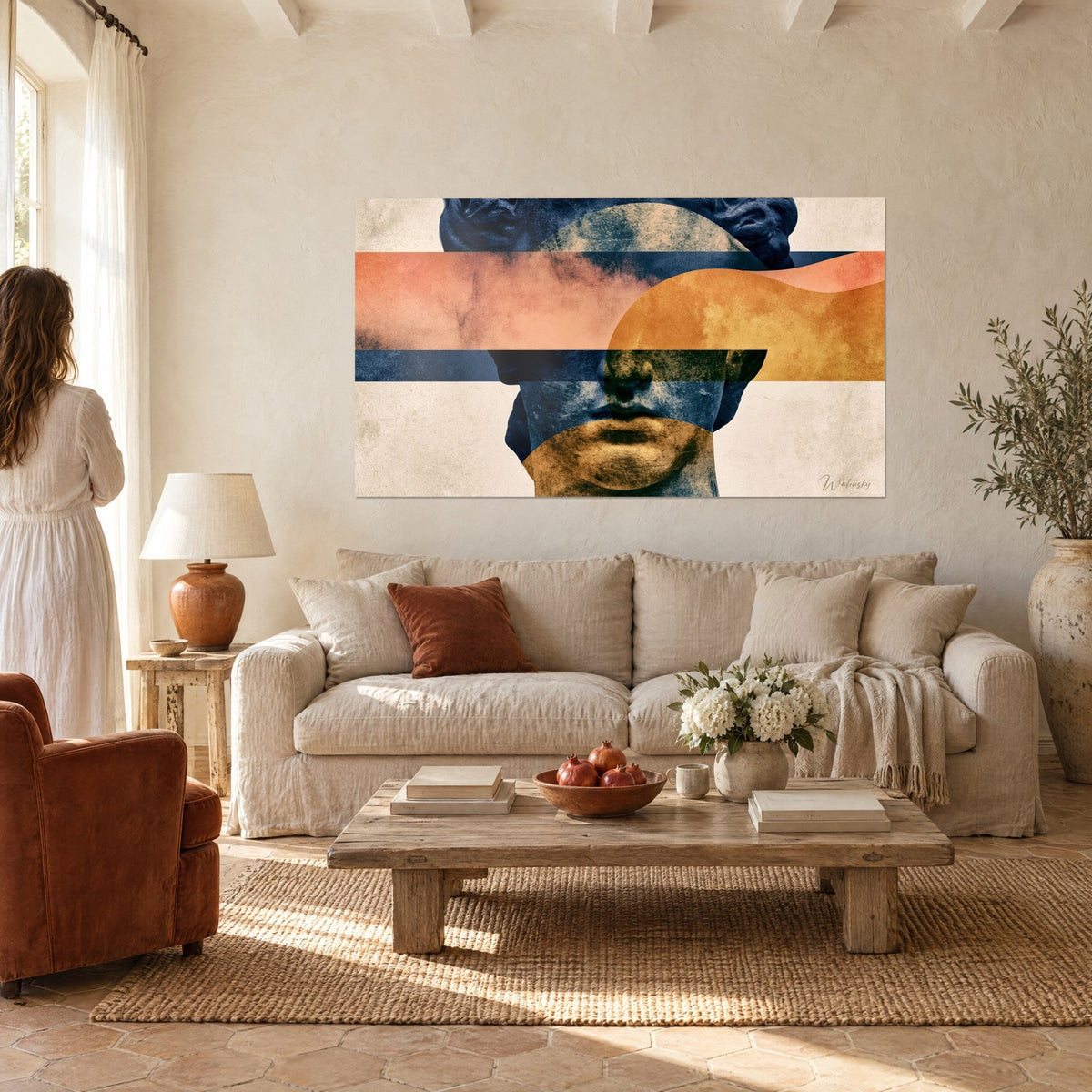 Tableau buste de marbre fragmenté en bandes saumon et bleu nuit, disque ocre, au-dessus d'un canapé dans un salon lumineux
