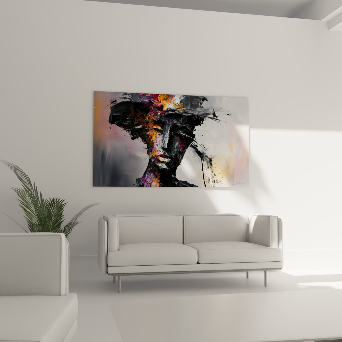 Visage Statue violet et noir sous un chapeau doré, au-dessus d'un canapé dans un salon lumineux