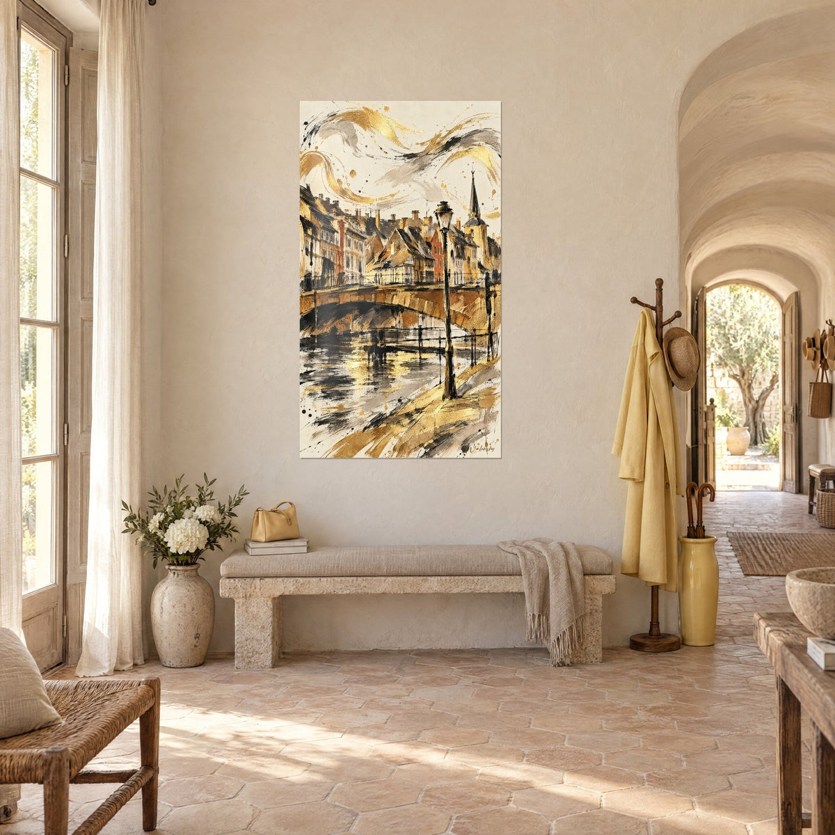 Cuadro arco de arenisca dorada y lámpara de pie negra junto a un canal que refleja el oro, vista de tres cuartos en un pasillo abovedado del mas