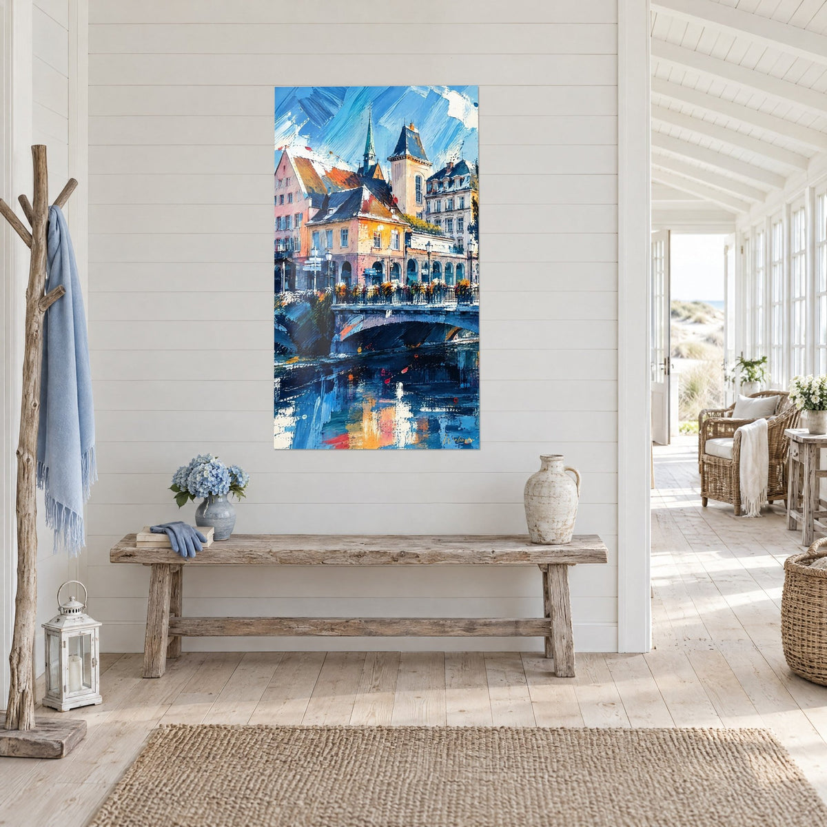 Schilderij oude stad van Straatsburg in paletmesschilderstijl, groene torenspits, roze en okerkleurige gevels, driekwartzicht op witte muur