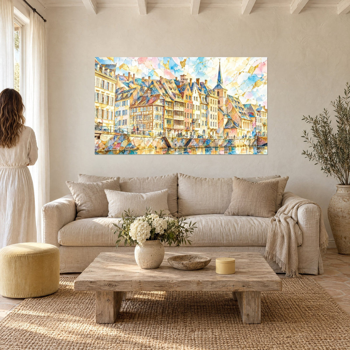 Gemälde mit elsässischen Fachwerkhäusern in ockerfarbenem und pastellblauem Aquarell, Kirchturmspitze, über einem Sofa in einem hellen Wohnzimmer