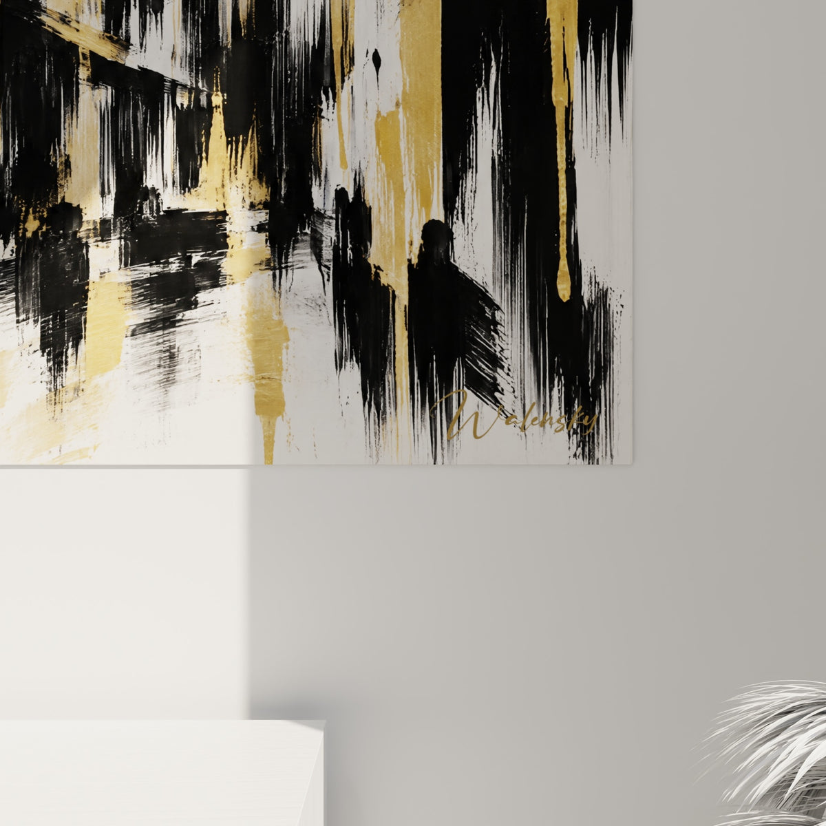 Empâtements noirs et coulures dorées se rencontrent en traits appuyés sur la toile accrochée au mur