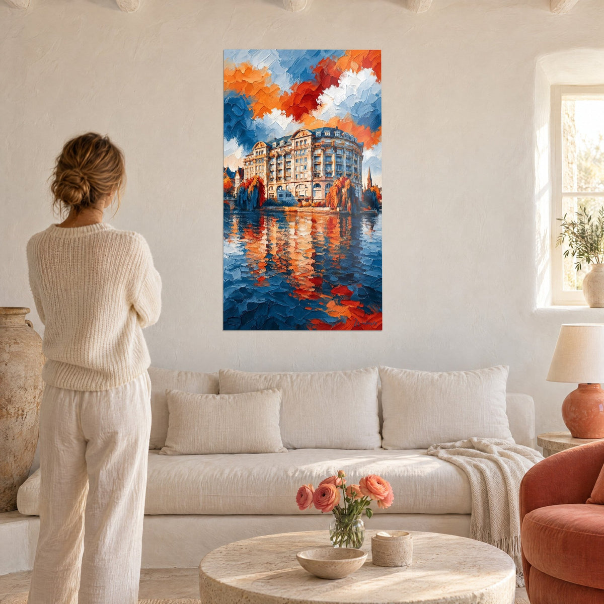 Cuadro palacio burgués ocre reflejado en el agua azul, cielo naranja, mujer de espaldas sobre un sofá en un salón luminoso