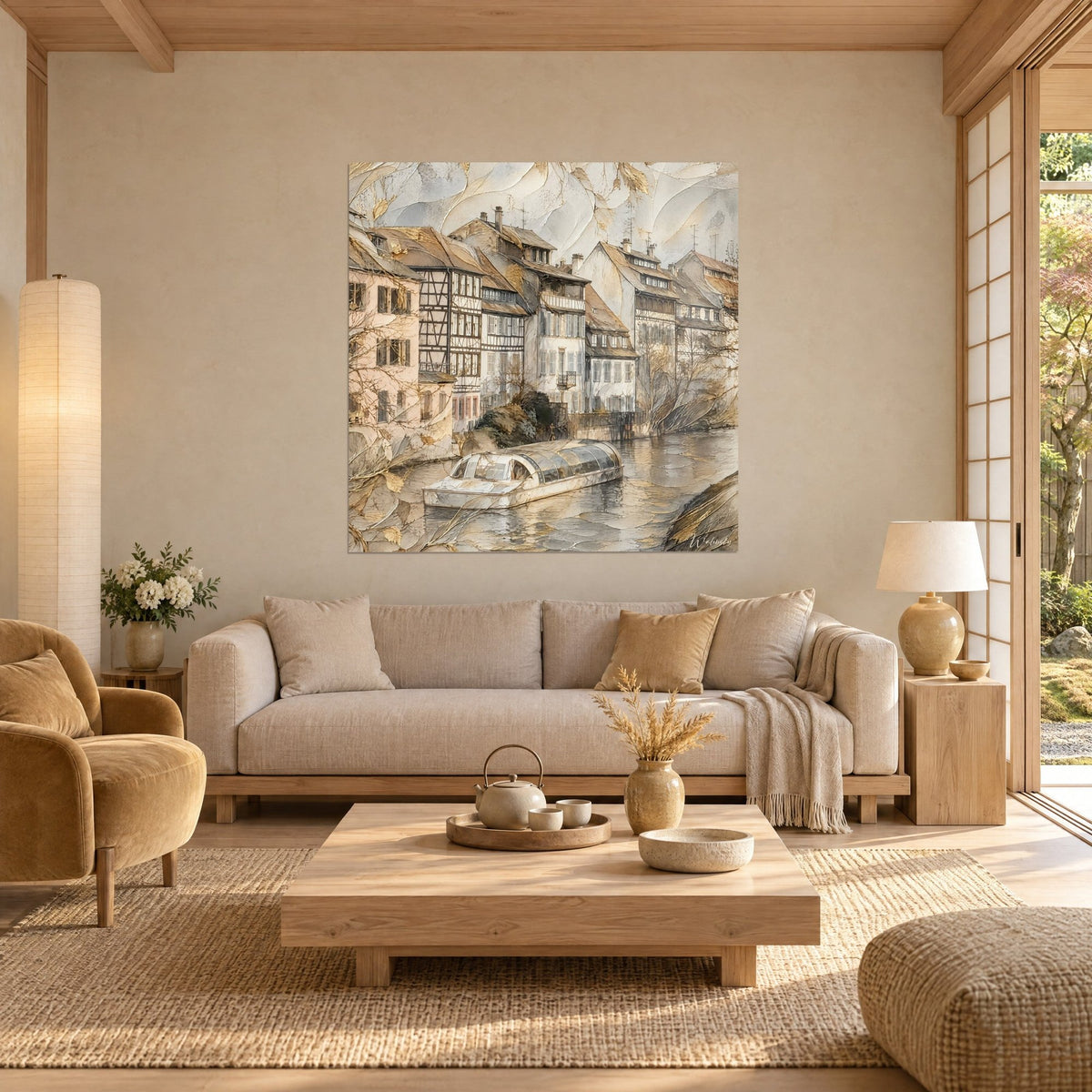 Quadro di case a graticcio lungo il canale, barca avorio, riflessi dorati e toni grigio perla, sopra un divano in un soggiorno luminoso
