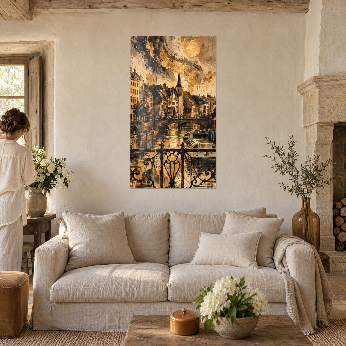 Façades alsaciennes dorées et ciel orageux ocre, accrochées au-dessus d'un lit dans une chambre claire
