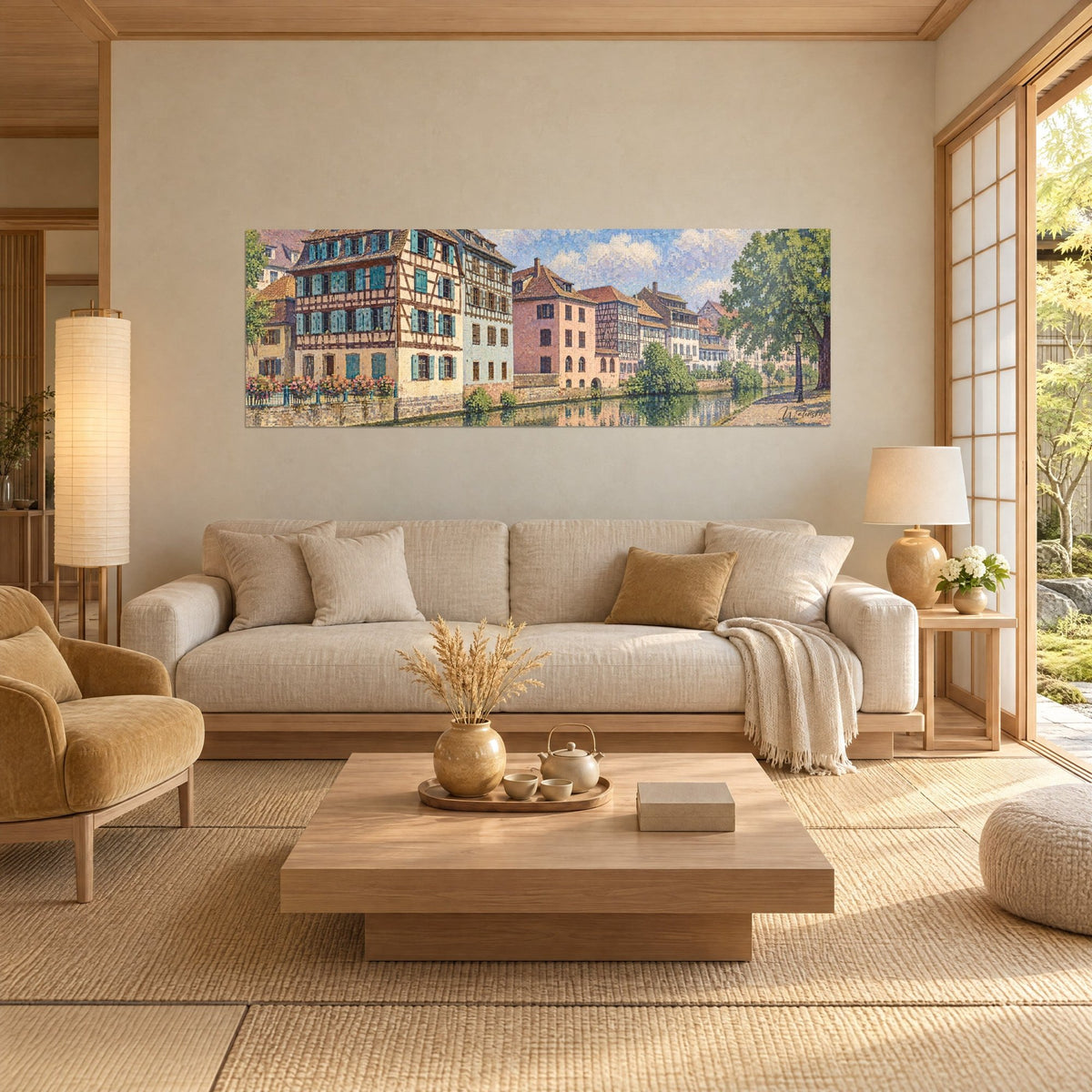 Quadro della Petite France di Strasburgo in puntinismo, facciate a graticcio turchesi e ocra lungo il canale, sopra un divano in un soggiorno luminoso